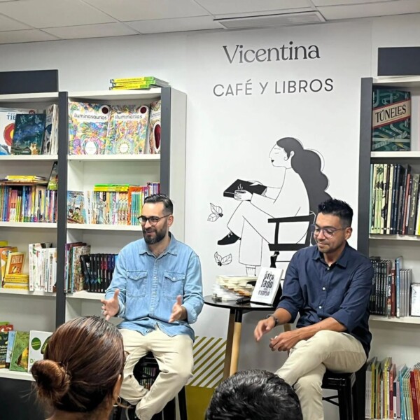 Este viernes jairovalencia_piedrahita presentó su nueva novela, "Al otro lado del espejo" en vicentina_cafe libros novela leer lectura